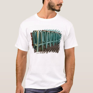 Mexiko, Oaxaca, Gröna barstolar längs vägg Tee Shirt