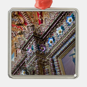 Mexiko, Queretaro. Detaljer inne i prydlig katolsk Julgransprydnad Metall