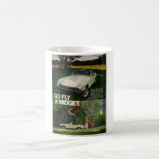 Mg-dvärgliknande person går flugan en kaffemugg