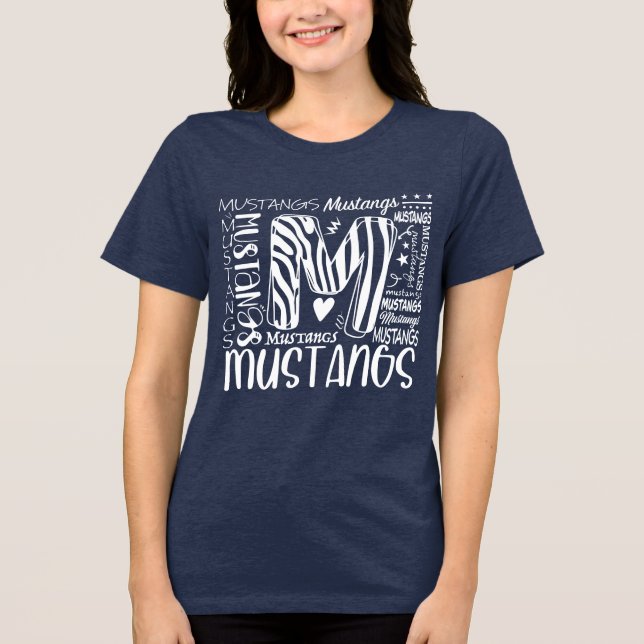 MHE Mustangs massor av typsnitt T Shirt (Framsida)