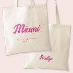 Miami Bachelorette Party Personlig Tote Bag Tygkasse<br><div class="desc">Få party att börja med Miami bachelorette Party retrorosa personlig till väskan. Det här trendiget är utformat så att du får en Bachelorette-stad i ett snyggt-återbildningsteckensnitt,  med gott om utrymme för anpassning med bridens namn och datum. Perfekt lägger till lite roligt och fläkt i din händelse.</div>
