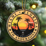 Miami Beach Florida Retro Sunset Handflatan Träd 8 Julgransprydnad Keramik<br><div class="desc">Miami Beach Florida Vintage 60-tal Souvenirs. Miami Beach Florida - Retro Tropical Handflatan Träd under 60-talet formger Souvenirs Vintage en underbar jul- eller födelsedagspresent till fläkt på Miami Beach-stranden. Rundsommarbesöket är en gåva till perfekten älskare och det tropiska destinationsorten fläkt. - " Du kan anpassa och ändra den här mallen...</div>