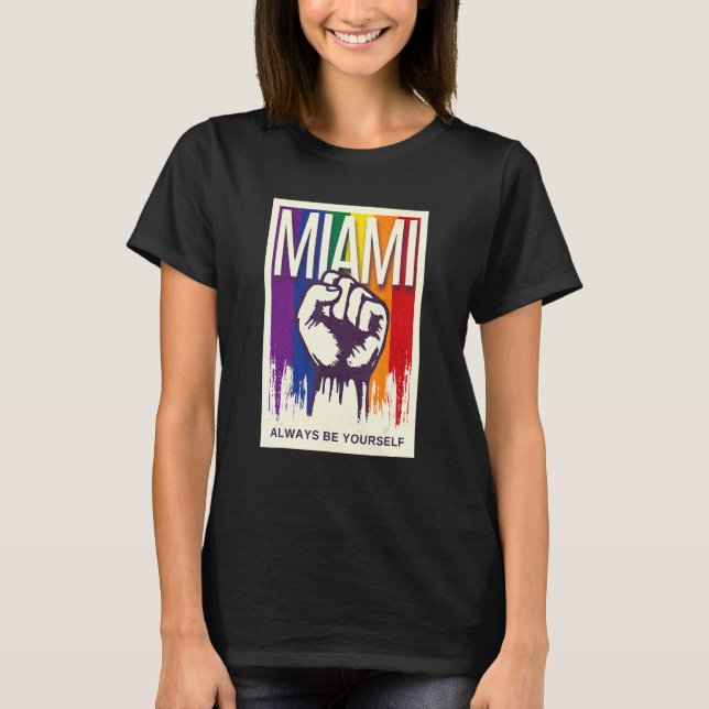 Miami LGBTQ Pridet Rainbow Flagga ResistFist Proud T Shirt (Framsida)