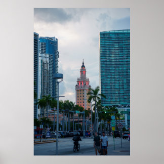 Miami Skyline med Freedom Torn vid Dusk Poster