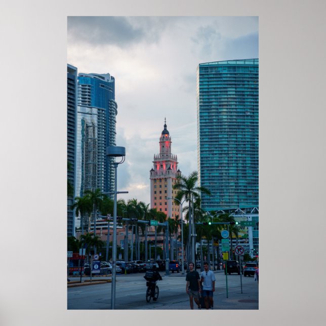 Miami Skyline med Freedom Torn vid Dusk Poster (Framsidan)