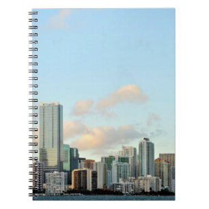 Miami skyscraper mot sned bollfrikändhimmel anteckningsbok