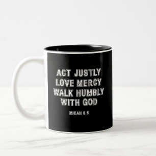 Micah 6:8 Act Justly White Borderade Text Två-Tonad Mugg