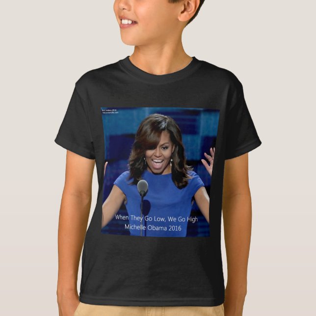 Michelle Obama "We Go High", insamlingsbar T-shirt (Framsida)