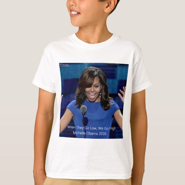 Michelle Obama "We Go High", insamlingsbar Tee (Framsida)