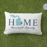 Michigan Home Aqua and Navy Anpassningsbar Family  Lumbarkudde<br><div class="desc">Snyggtens välkomstkudde innehåller texten "Home" med Michigan State karta och anpassningsbar som kan vara personlig med din familj namn och staden,  där du bor. Hjärtstadsmarkören kan flyttat till lämplig plats via Anpassad. Vågrät rand klär sig på motsatt sida. Tungblått,  akvblått och vitt färg.</div>