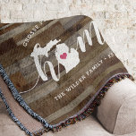 Michigan Home State Personlig Rustic Wood look Filt<br><div class="desc">Visa lite stolthet över hemlandet med den här söta rustiska träplattan som innehåller "hem" i vita kalligrafskript med en silhuett karta från Michiganstaten som står i brev "O". En rosa hjärtillustration inuti det statliga karta kompletterar designen. Du kan ändra hjärtans position till din hemstad genom att öppna designen verktyg och...</div>