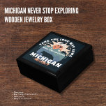 Michigan slutar aldrig utforska Smyckeskrinen av t Minnesask<br><div class="desc">Förvara dina dyrbara keepsakes och smycken i den här vackert utformade smyckeskrinen av trä med en fantastisk design som firar Michigan äventyr. I locket visas en konstnärlig bild av Porcupine-bergen och en motiverande slogan: "Ta det långa hemmet - Sluta aldrig utforska". Denna unika utformning fångar underbarens innersta väsen utomhus och...</div>