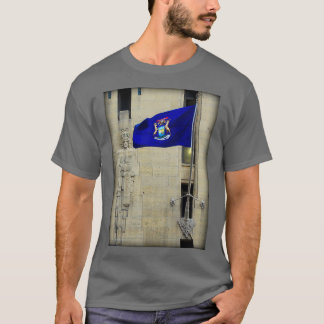 Michigan Statlig flagga om den guineanska Byggnade T Shirt