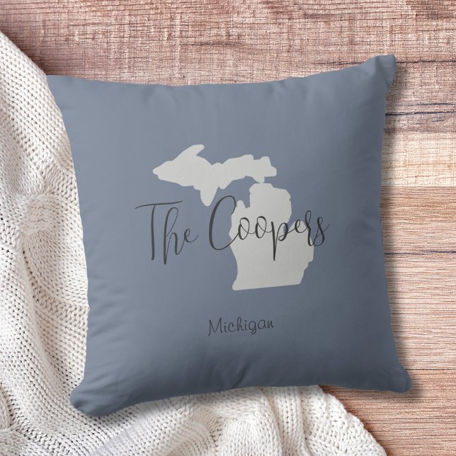 Michigan-statsfamiljen Namn Dekorativ kudde (Show pride for your state and personalize it!  "love makes this house a home in <your state>")