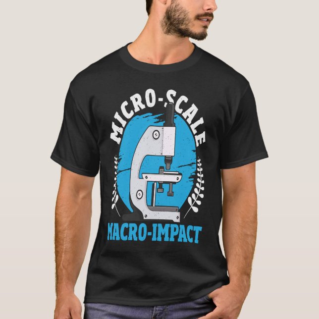 Micro Scale Macro Impact Microbiology Microbiologi T Shirt (Framsida)