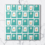 Mid Century Funky Blocks 2 Aqua, Teal and Orange Kakelplatta<br><div class="desc">Ta tillbaka resa i tid med den här utformningen med block och stjärnor som inspirerats av mitten- och atomeran. Perfekt för dem som kärlek retro och vintage stil. Det är också en underbar gåva till födelsedagar och jul.</div>