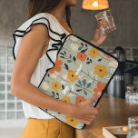 Mid Century Inspired Blommönster Laptop Fodral<br><div class="desc">Skydda din bärbara dator med konstnärlig elegans med hjälp av det här Mid Century Inspired Blommönster Laptop sleeve! Teckning inspirerad av det djärva och pulserande mönstren av halvsekelskonst har detta fängslande laptop sleeve färgstarka motiv för blommigt som tillför stil till din apparat. Den ser till att din bärbara dator är...</div>