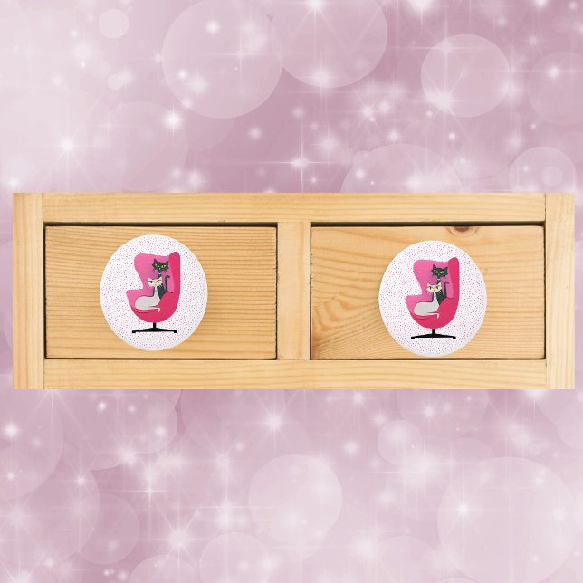 Mid Century Katter Gröna Gula Ögon Rosa Stol Prick Knopp (Two pretty mid century cats sitting in pink chair on white with pink dots ceramic drawer pull knobs.)