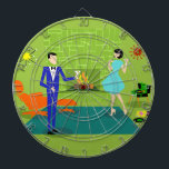 Mid Century Modern Couart Board Piltavla<br><div class="desc">Det här Mid Century Modern Couple Dart Board ser ut som en scen ut ur en romantisk komedi. 1960-talets minimalistiska konstdesign i stil har ett attraktivt tecknad par som njuter av en romantisk kväll hemma. I det sofistikerade rummet finns en grönt stenvägg med en brinnande eld i eldstaden. Inredningen i...</div>