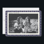 Mid Century Modern Mönster i Blue Hanukkah Photo Julkort<br><div class="desc">Trendig,  modernt och enkelt,  i mitten av århundradet modernt linjer mönster i blått och vitt för Hanukkah,  personlig med ditt namn och din bild.</div>