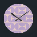 Mid Century Modern Mönster Lavender Rund Klocka<br><div class="desc">Retro Mid Century Modern Mönster - Geometriska former för Abstrakt - Minimalistiskt Mönster i lavender/lila/lilac och beige.</div>