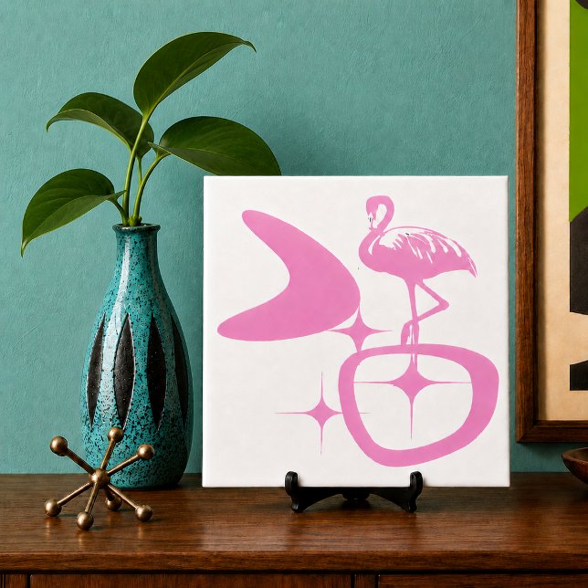 Midcentury Modern Atomisk Retro Form Rosa Flamingo Kakelplatta (midcentury modern pink flamingo with starbursts and boomerang shape displayed in Palm Springs room)