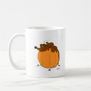 Midge Sleeping på en Pumpkin Mugg