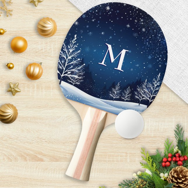 Midnatt Blå Himmel Stjärnor Monogram Vinter Pingisracket (A monogrammed Christmas ping pong paddle, with winter snow scene and midnight blue sky with stars)