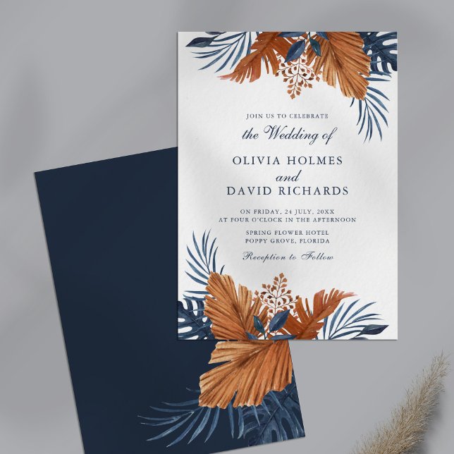Midnatt Blå Monstera Bröllopsinbjudan Inbjudningar (Midnight Blue Monstera Wedding Invitation on a table.)