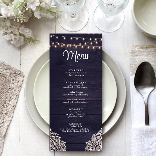 Midnatt Blå Rustik Elegans Meny Kort (Midnight Blue Rustic Elegance Menu Card on a white wedding table.)