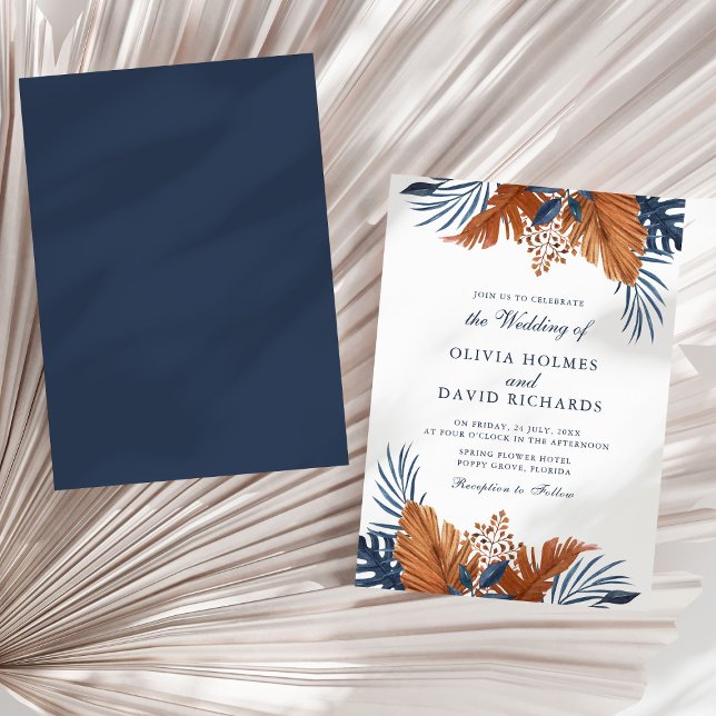 Midnatt Blå Tropisk Monstera Bröllopsinbjudan Inbjudningar (Midnight Blue Tropical Monstera Wedding Invitation on a sunny neutral dry palm leaf.)