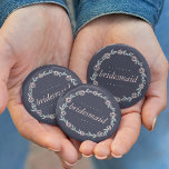 Midnattsblå,  Rosa och Sage Bridesmaid Knapp<br><div class="desc">Identifiera spelarna i nyckel vid din möhippa med våra knappar för blommigt av chic. "Bridesmaid"-konstruktionen har en midnattsblå bakgrund och en andedräkt av blek  blommor i rosa och löv av sage grönt.</div>