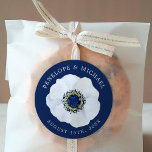 Midnight Anemone | Spara datumet Bröllop Runt Klistermärke<br><div class="desc">Gör ett levande intryck på dina framtida gäster i bröllop med den här unika Midnight Anemone Temed bröllop-klistermärket. Den har en skarp vit anemonbaserad blommigt kontrasterad mot en mörk midnattblått.</div>