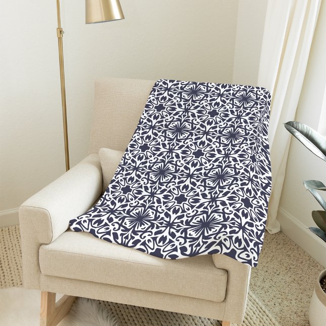 Midnight Blue and White Spain Tile Mönster Fleecefilt (Skapare uppladdad)