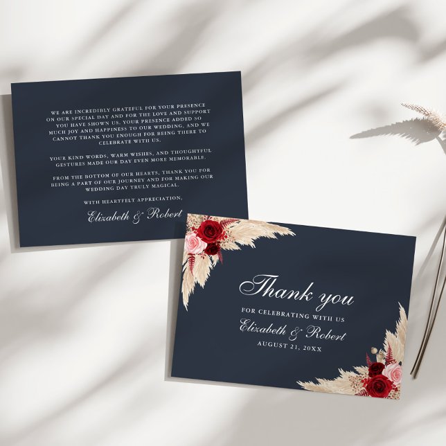 Midnight Blue Burgundy Rosor Bröllopsdetaljkort Tack Kort (Midnight Blue Burgundy Roses Wedding Thank You Card on a sunny white table.)