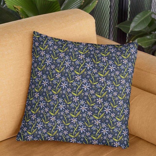 Midnight | Dancing Watercolor Daisies Kudde (A watercolored dancing daisies floral pattern in rich midnight blues and soft purples.)