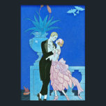 Midnight Kiss Art Deco Poster<br><div class="desc">Midnatt Kiss Art Deco. Art Deco-illustration från 1921. Fransk konstnären Georges Barbier var berömd för sin vackra och livliga bild av Parisernas nattliv. Midnatt Kiss skildrar ett par som står på en balkong som förbiser floden som en båt seglar förbi i avstånd. Mannen bär en svart tuxedo och lutar sig...</div>