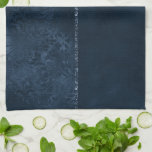 Midnight Navy Romantik | Blue Satiny Grunge Damask Kökshandduk<br><div class="desc">Rikens sofistikerade 90-tal stil-grunge växer upp med denna edgy plågade satin ro-damm, luxuriös sammet och faux glitter-trim i en dramatisk mörk moody juvelton och dusky-palett. I vintagen 1990-talet tillkommer det blandade mediet abstrakt struktur perfekt popup från färg och stil. För andra produkter eller färg, gå till JustFharryn @ Zazzle.com #bohochic...</div>