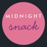 Midnight Snack Sticker Rosa Lila Runt Klistermärke<br><div class="desc">Sätt fast det här klistermärket på ditt favoritmellanmål vid midnatt - Rosa Lila  Plum</div>