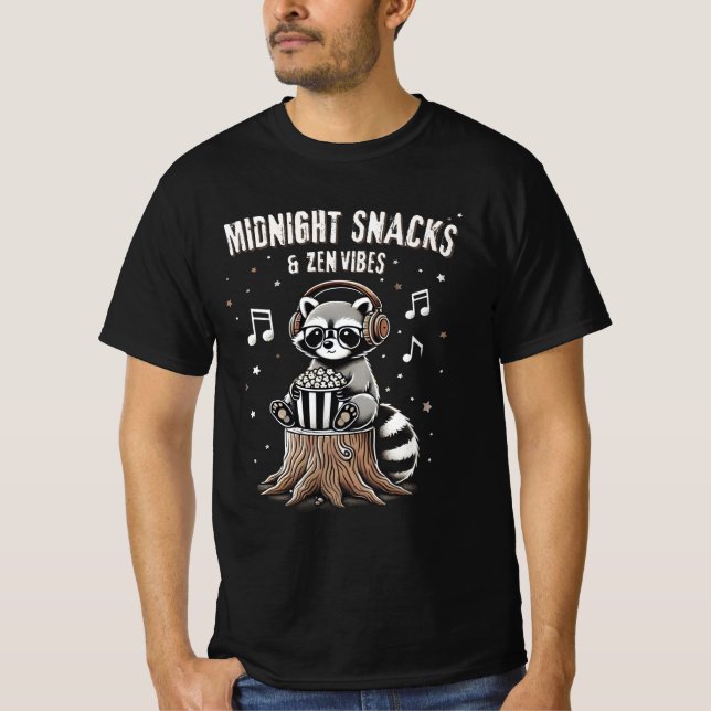 Midnight Snacks, Zen Vibes humorvolles Waschbär T Shirt (Framsida)