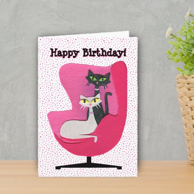 Midsommar Glad födelsedag katter i rosa stol Kort (Mid century style pretty cats in vintage pink chair on white with pink polka dot Brithday card.)