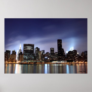 MidtownManhattan horisont på nattljus Poster