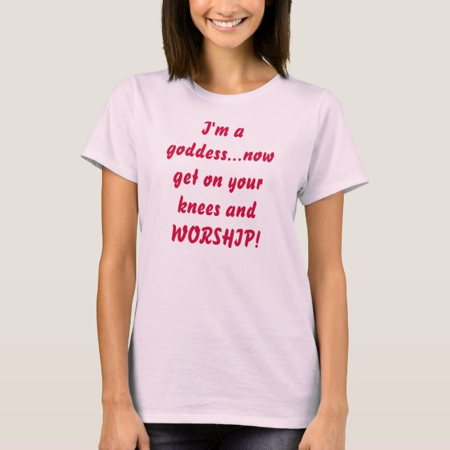 Mig förmiddag som en gudinna… får nu på din knä tee shirt (Framsida)