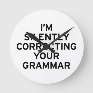 Mig förmiddag som korrigerar grammatik rund klocka