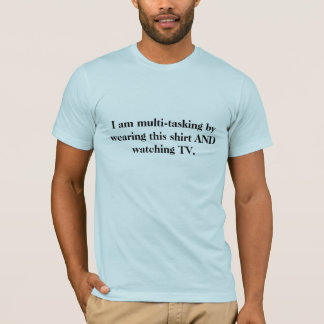Mig förmiddagmång--tasking, genom att ha på sig tee shirt