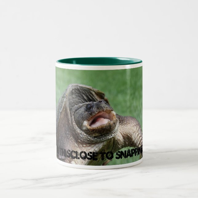 Mig förmiddagthisclose till att låsa fast! Två-Tonad mugg (Center)