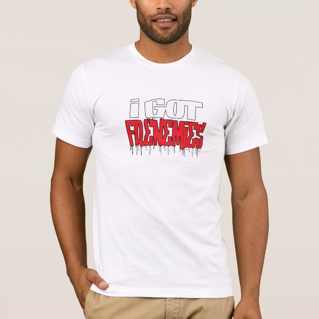 MIG UTSLAGSPLATS FÖR HAR FRENEMIES TEE (Framsida)