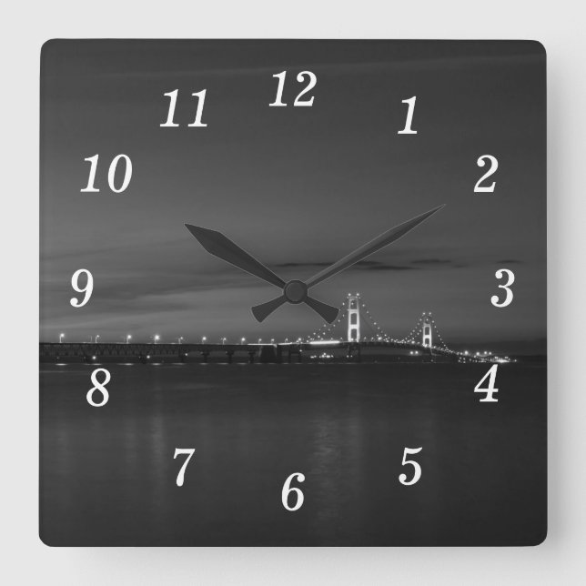 Mighty Mac vid Nattpano Grayscale Wall Clock Fyrkantig Klocka (Framsida)