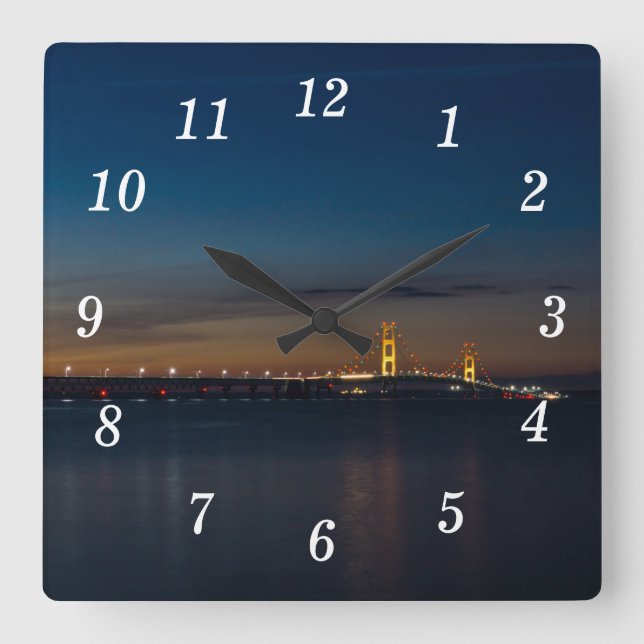 Mighty Mac vid Nattpano Wall Clock Fyrkantig Klocka (Framsida)