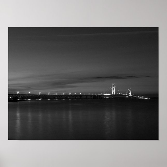 Mighty Mac vid Night Pano Grayscale Poster (Framsidan)